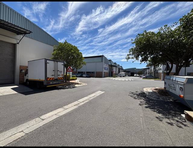325M² WAREHOUSE TO LET IN AIRPORT INDUSTRIA